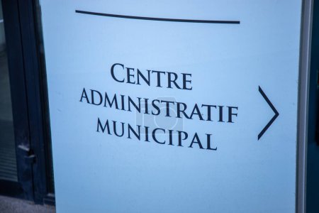 Foto de Centre Administratif letrero de texto francés en el edificio de entrada de fachada significa Oficina de centro administrativo en Francia - Imagen libre de derechos