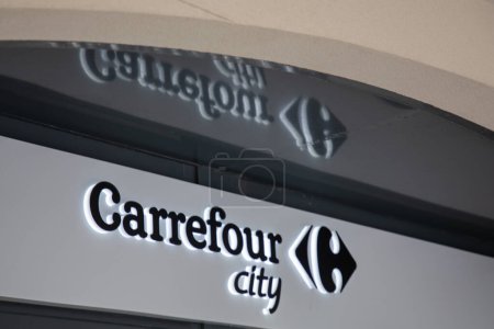 Téléchargez les photos : Bordeaux, France - 02 12 2024 : Carrefour enseigne du logo de la ville et chaîne de texte sur la ville enseigne du marché enseigne du magasin marque de supermarché - en image libre de droit