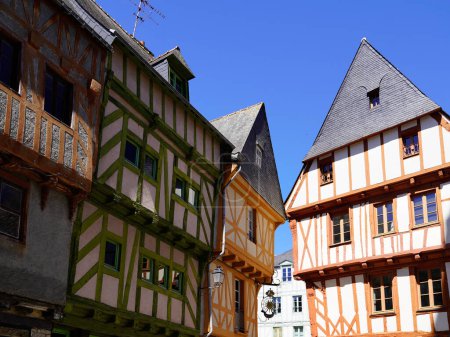 Téléchargez les photos : Vannes typiques vieilles maisons en bois à colombages dans belle ville touristique française en Bretagne - en image libre de droit