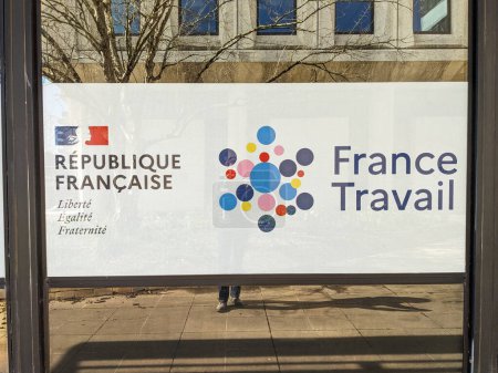 Foto de Burdeos, Francia - 02 29 2024: france travail logo brand and sign text Agencia gubernamental francesa registra desempleados - Imagen libre de derechos