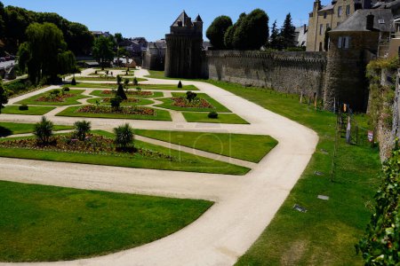 Téléchargez les photos : Château jardin français rempart fortification Hermine dans la ville de Vannes en Bretagne ouest de la France - en image libre de droit