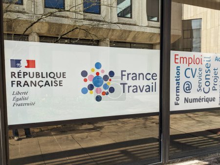 Foto de Burdeos, Francia - 02 29 2024: marca de logotipo de france travail y letrero de texto en la fachada agencia francesa de oficina de investigación de empleo - Imagen libre de derechos