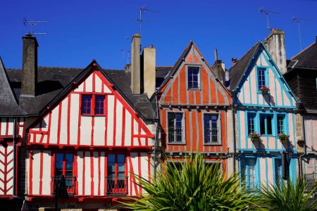 Téléchargez les photos : Maisons à colombages en bois dans la vieille ville de Vannes en Bretagne - en image libre de droit