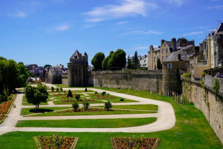 Jardín francés frente a las murallas del castillo en la ciudad de Vannes en Bretaña Francia