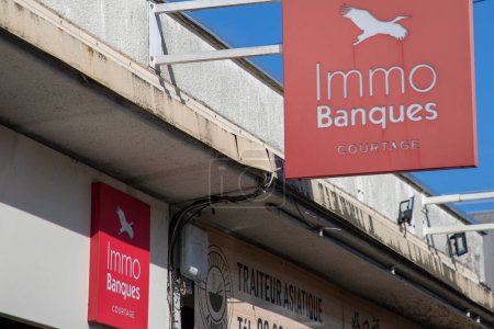 Téléchargez les photos : Bordeaux, France - 03 07 2024 : Immo banques courtage signe rouge et texte logo sur la construction d'une agence de courtage bancaire et immobilier - en image libre de droit
