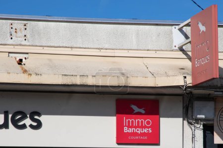 Téléchargez les photos : Bordeaux , France -  03 07 2024 : immo banques courtage text sign and logo on building agency of bank of real estate office broker - en image libre de droit