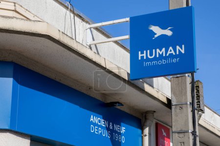 Téléchargez les photos : Bordeaux, France - 03 07 2024 : Signe immobilier humain logo oiseau bleu et texte pour courtier immobilier de marque sur la société de bureau de façade - en image libre de droit