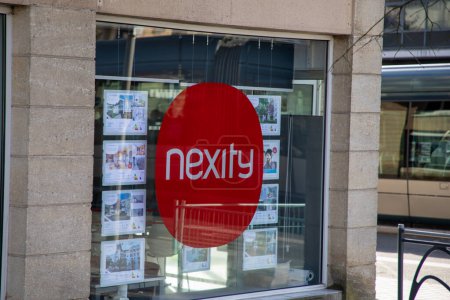 Téléchargez les photos : Bordeaux, France - 03 07 2024 : Nexité texte signe et façade logo de la marque devant les fenêtres de l'agence immobilière - en image libre de droit
