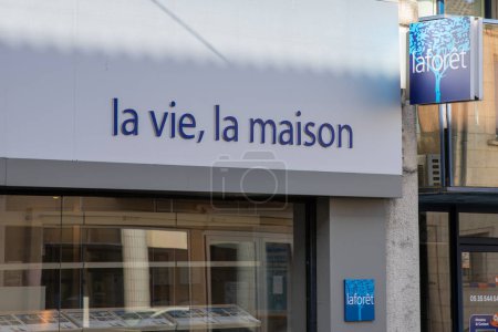 Téléchargez les photos : Bordeaux, France - 03 07 2024 : laforet façade signe texte et logo de la marque pour l'agence de courtage immobilier de bureau - en image libre de droit