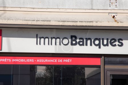 Téléchargez les photos : Bordeaux, France - 03 07 2024 : Immo banques courtage oiseau signe et logo rouge texte sur la construction de la banque de l'agence de courtage immobilier - en image libre de droit