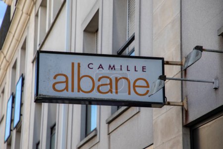Foto de Burdeos, Francia - 03 12 2024: camille albane sign text and logo brand shop front facade store women hairdresser salon Peluquería francesa - Imagen libre de derechos