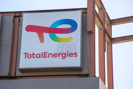 Téléchargez les photos : Bordeaux, France - 03 12 2024 : Totalenergy marque texte entreprise logo signe Total énergies station service magasin - en image libre de droit