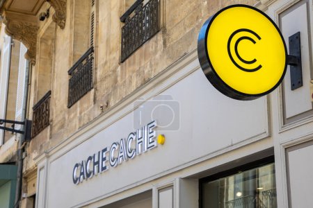 Foto de Burdeos, Francia - 03 12 2024: cache-cache store brand text and shop sign logo fashion Cadena de ropa femenina de moda - Imagen libre de derechos