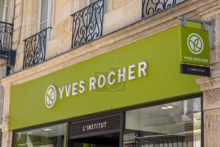Foto de Burdeos, Francia - 03 12 2024: yves Rocher logo marca y texto signo frente a la tienda pared entrada niñas mujeres belleza francesa - Imagen libre de derechos