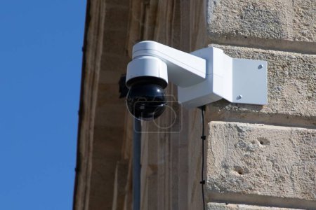 Foto de CCTV cámara de vigilancia de pared alrededor del edificio 360 visión en el centro de la ciudad para detectar delitos y asegurar la seguridad de la población de la ciudad - Imagen libre de derechos