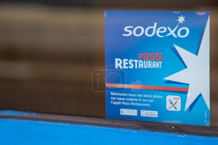 Téléchargez les photos : Bordeaux, France - 03 23 2024 : Logo de la marque Sodexo et étiquette texte entrée du bar porte fenêtre restaurant porte chaîne - en image libre de droit