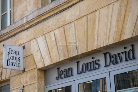Foto de Burdeos, Francia - 03 21 2024: Jean Louis David logotipo de la moda francesa marca cadena corte de pelo signo texto peluquería experto peluquería fachada estudio - Imagen libre de derechos