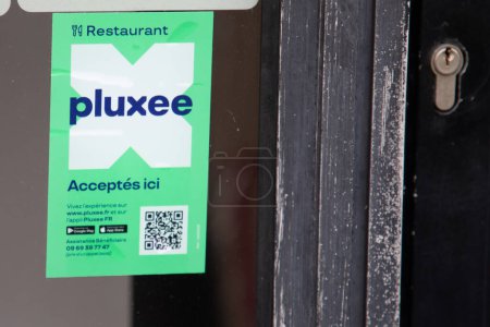 Téléchargez les photos : Bordeaux , France -  03 23 2024 : pluxee sodexo brand logo and text sign front bar door window facade restaurant entrance - en image libre de droit