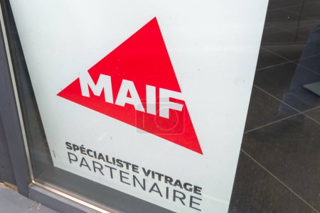 Foto de Burdeos, Francia - 03 23 2024: MAIF chain logo brand and text sign agency fachada Oficina de la mutua compañía de seguros francesa - Imagen libre de derechos