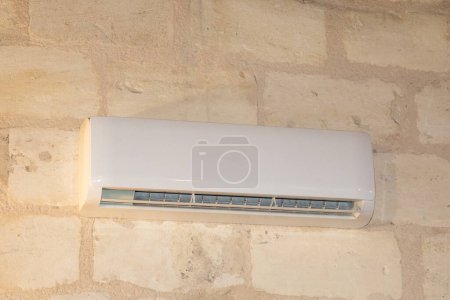 Foto de Aire acondicionado dentro de una antigua casa de piedra con aire acondicionado - Imagen libre de derechos