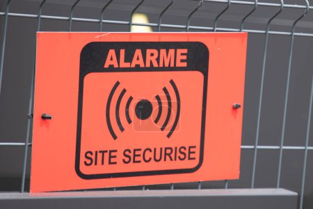 alarme sitio securise panel de letrero de texto francés significa alarma de sitio seguro en el sitio de construcción de valla