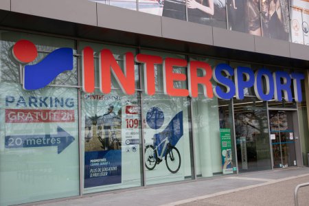 Foto de Burdeos, Francia - 03 26 2024: intersport sporty brand sign and text logo sport store international shop sporting chain goods retailer - Imagen libre de derechos