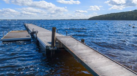 jetée ponton en acier en bois vide sur le lac bleu carcans avec fond ciel nuageux clair à l'heure du jour