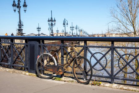 Fahrrad-Oldtimer geparkte klassische Fahrrad entlang des Flusskanals in der Stadt Bordeaux Kai in der Nähe pont de pierre France