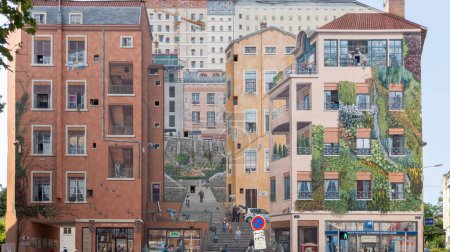 Téléchargez les photos : Lyon, France - 04 02 2024 : Mur des Canuts dans le quartier de la Croix Rousse peinture murale urbaine réaliste de la scène lyonnaise - en image libre de droit