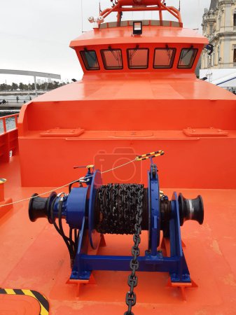Schiffsliegeplatz Ausrüstung des Schiffes Ankerwinde auf rotem Boot