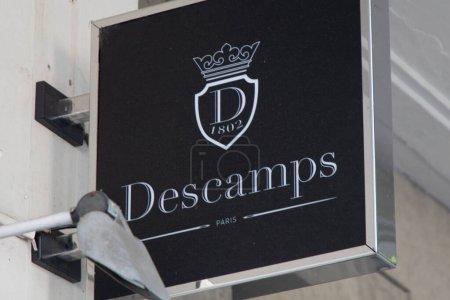 Téléchargez les photos : Bordeaux , France -  04 02 2024 : descamps boutique brand logo and sign text on wall facade entrance fashion front store - en image libre de droit