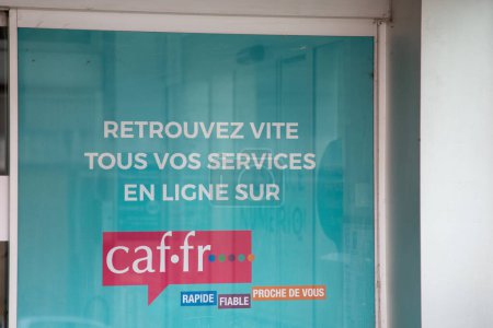 Téléchargez les photos : Angouleme, France - 04 08 2024 : Logo de la Caisse des allocations familiales et signe texte de l'agence immobilière des FAC pour le bureau de la Caisse des allocations familiales - en image libre de droit