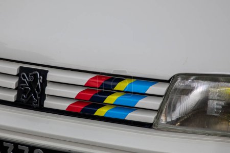 Téléchargez les photos : Bordeaux, France - 04 08 2024 : Peugeot 205 rallye GTI logo marque et signe avant du sport gt ancienne voiture vintage français - en image libre de droit