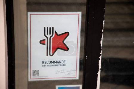 Téléchargez les photos : Bordeaux, France - 04 10 2024 : restaurant gourou logo signe et texte marque de guides livres publiés pour bon endroit étiquette avec de la bonne nourriture - en image libre de droit