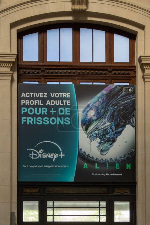 Téléchargez les photos : Bordeaux, France - 04 11 2024 : disney + logo marque et texte signe alien streaming by disney movies wall advertising - en image libre de droit