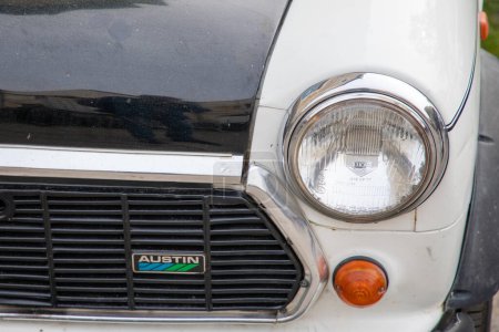 Téléchargez les photos : Bordeaux, France - 04 15 2024 : Austin Mini logo marque et texte signe sur grill sixties vintage classic car - en image libre de droit
