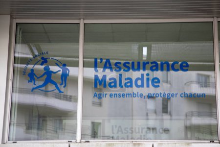 Téléchargez les photos : Bordeaux, France - 04 15 2024 : L'assurance maladie texte du logo de la Sécurité Sociale de l'Assurance maladie texte et logo de la marque sur le mur du bâtiment - en image libre de droit