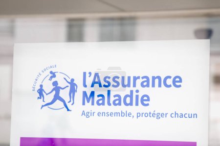 Téléchargez les photos : Bordeaux, France - 04 15 2024 : l'assurance maladie logo texte de la marque française d'enseigne de sécurité sociale sur le mur d'entrée des bureaux - en image libre de droit