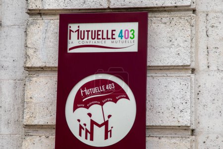 Foto de Burdeos, Francia - 04 10 2024: Mutuelle 403 logo marca y firma de texto en tienda de seguros oficina agencia mutua francesa - Imagen libre de derechos