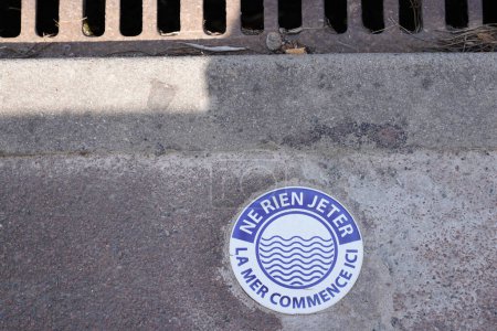 Téléchargez les photos : Oleron, France - 04 15 2024 : ne rien jeter la mer start ici French text means don't throw anything away the sea starts here in panel sea city coast on plate fixed to ground near street gutter - en image libre de droit