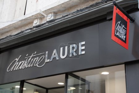 Téléchargez les photos : Bordeaux, France - 04 15 2024 : Christine Laure logo marque mur et texte enseigne magasin entrée façade du magasin femmes vêtements boutique chaîne - en image libre de droit