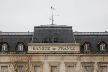 Téléchargez les photos : Angouleme, France - 04 08 2024 : Signature du logo de la Banque de France dans la façade officielle du bâtiment Banque nationale française - en image libre de droit