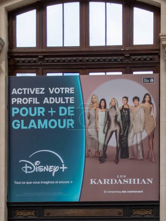 Téléchargez les photos : Bordeaux, France - 04 11 2024 : disney + logo marque et texte enseigne kardashian family film streaming - en image libre de droit