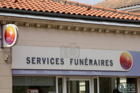 Foto de Burdeos, Francia - 04 15 2024: PFG sign brand and logo text front of agency Pompes Funebres Generales cadena francesa tienda funeraria Undertaker - Imagen libre de derechos