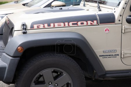 Téléchargez les photos : Bordeaux, France - 04 10 2024 : Jeep rubicon wrangler unlimited recon edition Véhicule hors route américain - en image libre de droit