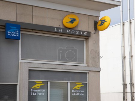 Téléchargez les photos : Bordeaux, France - 04 15 2024 : la poste marque enseigne et la banque postale texte logo du bureau agence de poste française banque - en image libre de droit