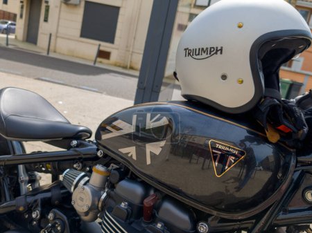 Téléchargez les photos : Bordeaux, France - 04 15 2024 : Casque Triumph Bonneville Bobber 1200 moto stationnée sur rue néo rétro moto personnalisée - en image libre de droit