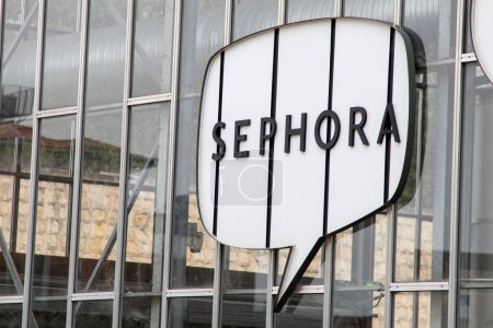 Téléchargez les photos : Bordeaux, France - 04 19 2024 : Sephora logo texte et façade enseigne boutique Marque française chaîne de cosmétiques boutique entrée - en image libre de droit