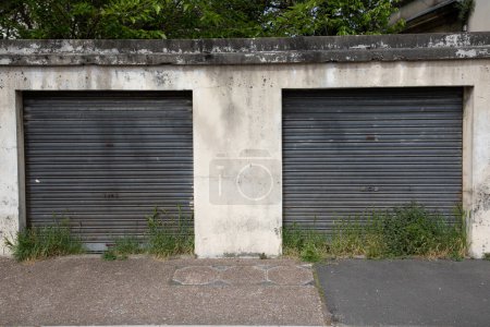 Téléchargez les photos : Vieux altéré deux portes en acier rouillé double fermé garage voiture façade bâtiment métallique - en image libre de droit
