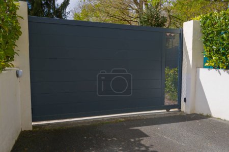Téléchargez les photos : Portail gris moderne coulissant gris foncé coulissant haute maison en aluminium portail de la banlieue maison - en image libre de droit